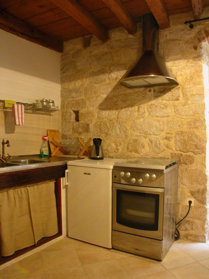 Rooms Livia Trogir Bagian luar foto