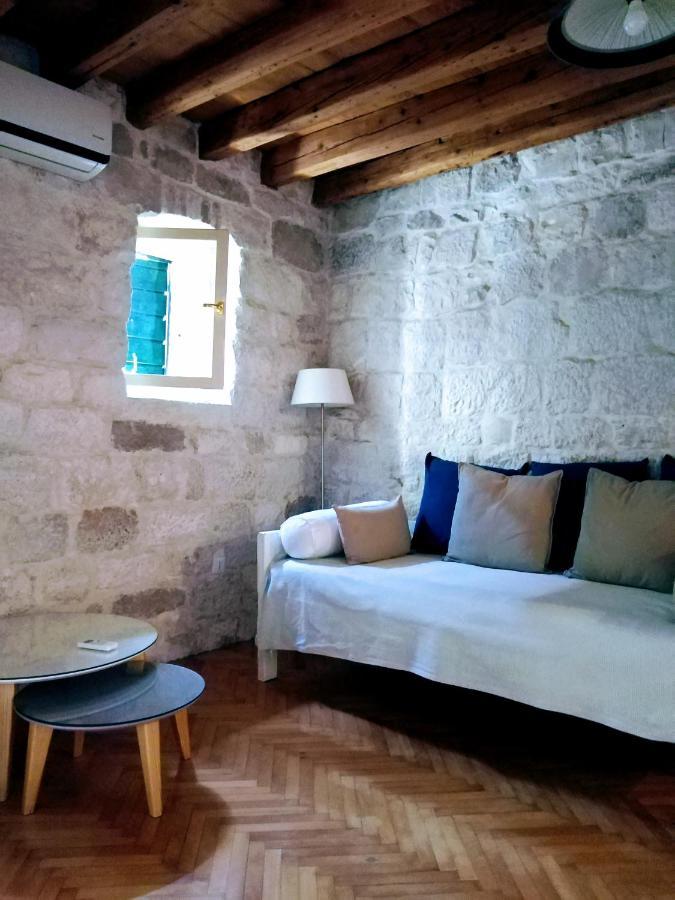 Rooms Livia Trogir Bagian luar foto