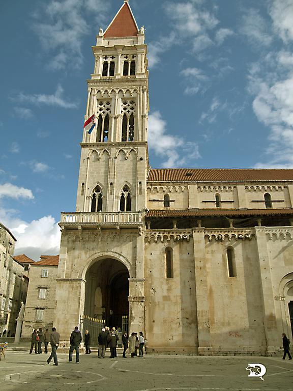Rooms Livia Trogir Bagian luar foto