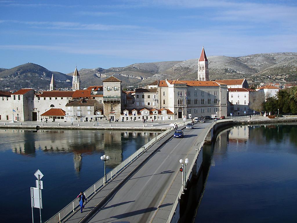 Rooms Livia Trogir Bagian luar foto