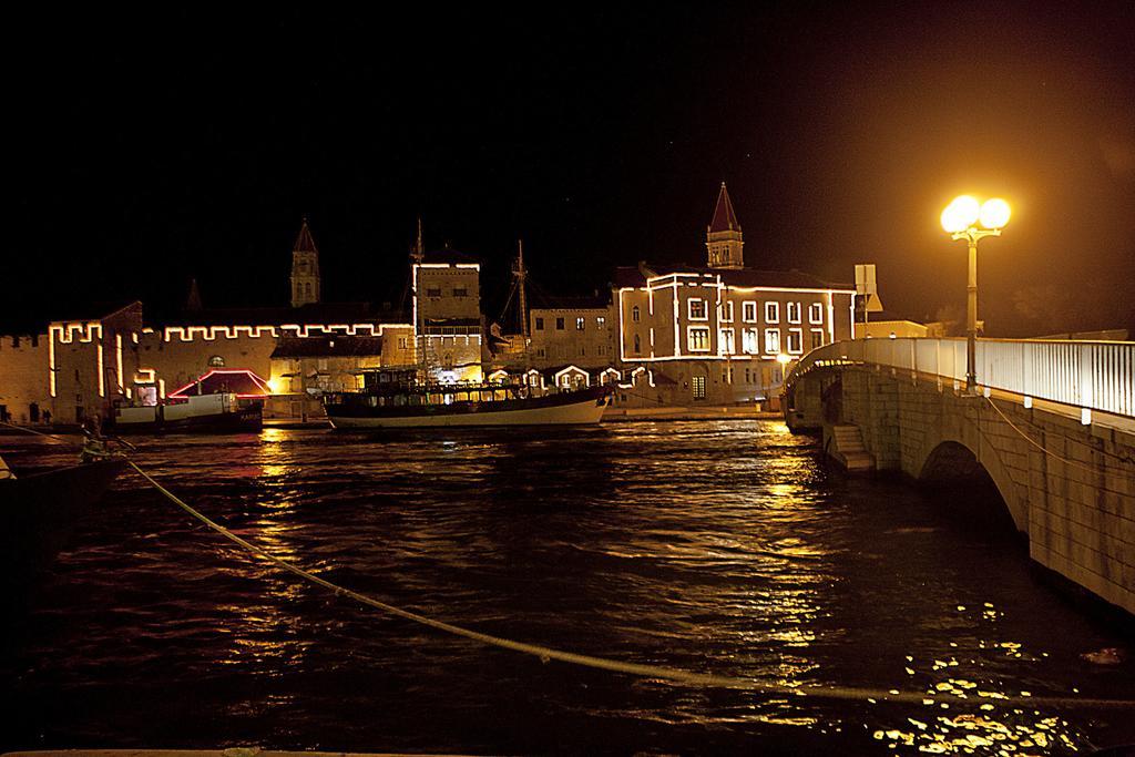Rooms Livia Trogir Bagian luar foto