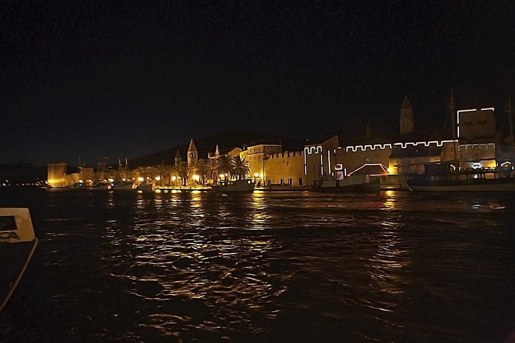 Rooms Livia Trogir Bagian luar foto