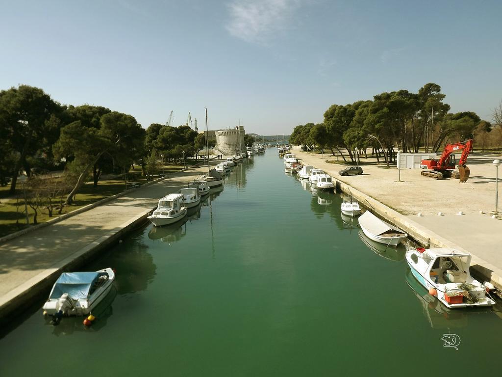 Rooms Livia Trogir Bagian luar foto