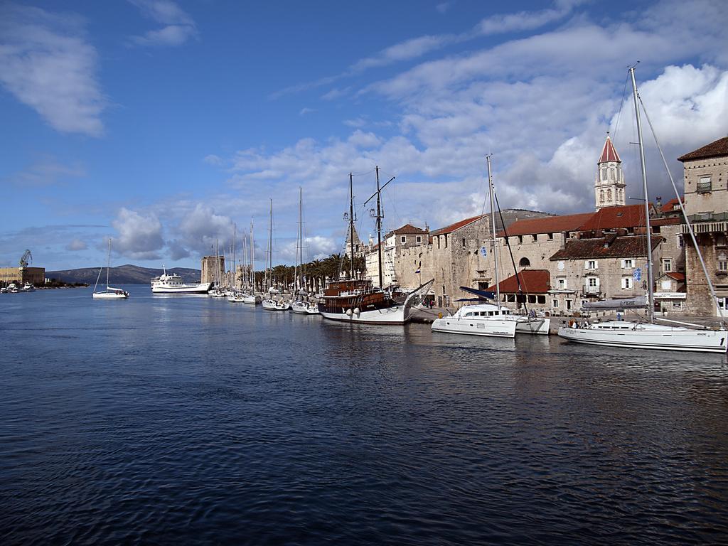 Rooms Livia Trogir Bagian luar foto