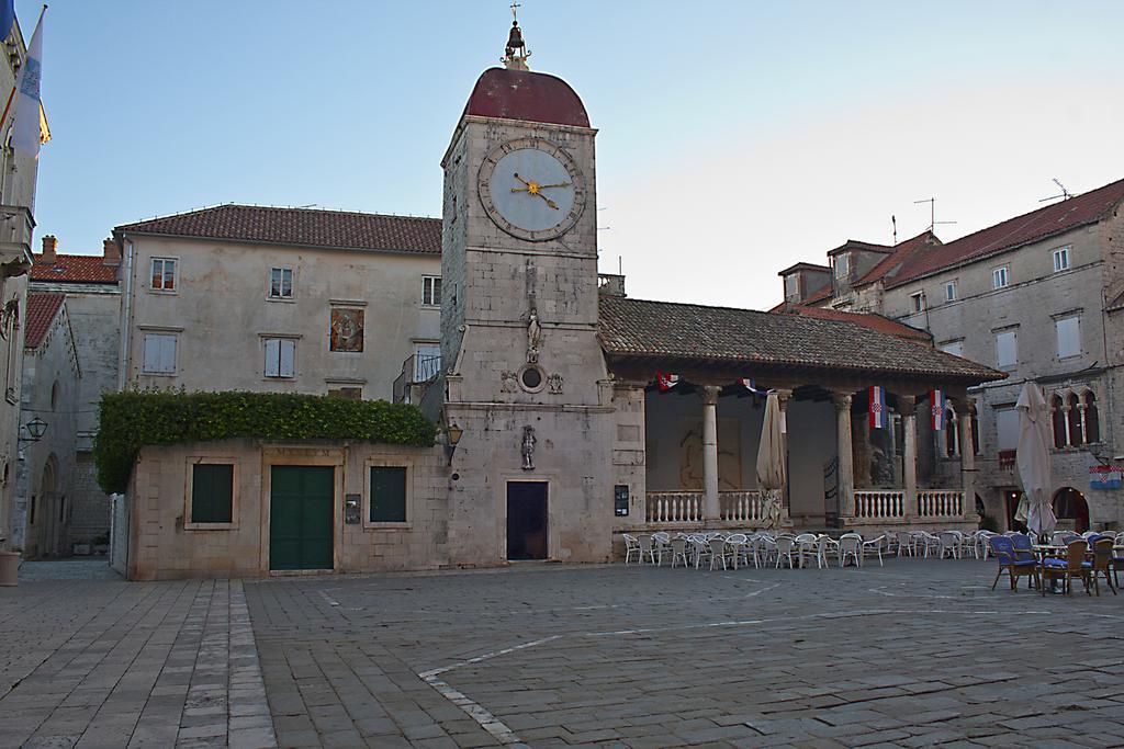 Rooms Livia Trogir Bagian luar foto