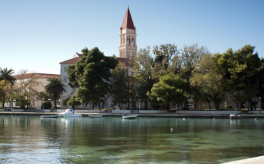 Rooms Livia Trogir Bagian luar foto