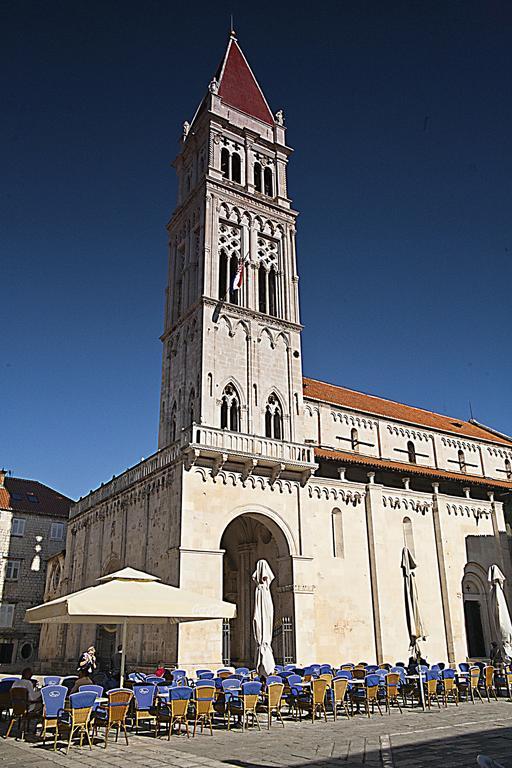 Rooms Livia Trogir Bagian luar foto