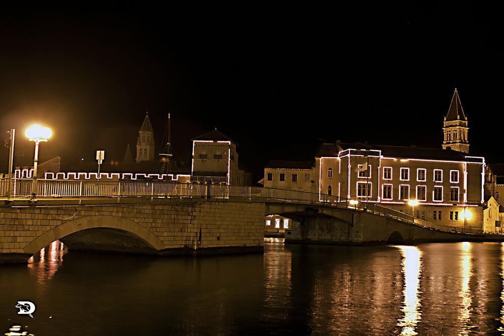 Rooms Livia Trogir Bagian luar foto