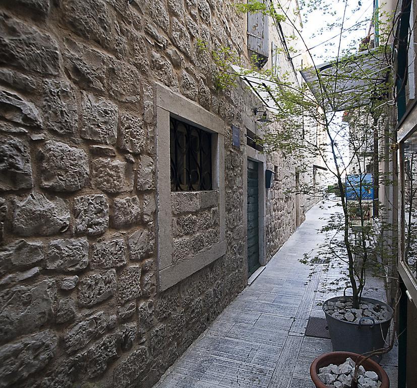 Rooms Livia Trogir Bagian luar foto