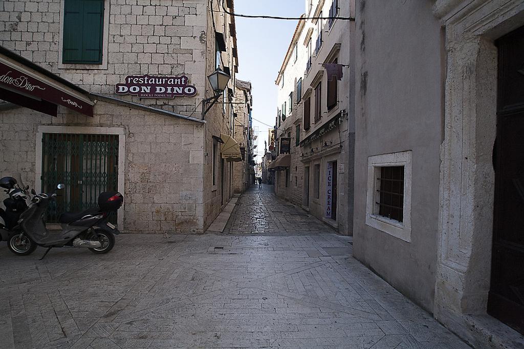 Rooms Livia Trogir Bagian luar foto