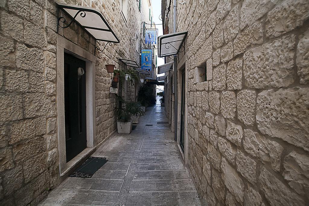 Rooms Livia Trogir Bagian luar foto