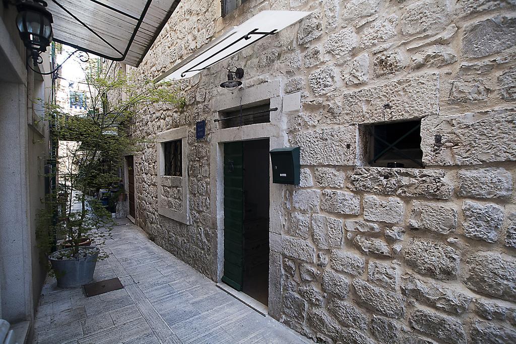 Rooms Livia Trogir Bagian luar foto
