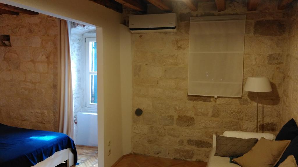 Rooms Livia Trogir Bagian luar foto