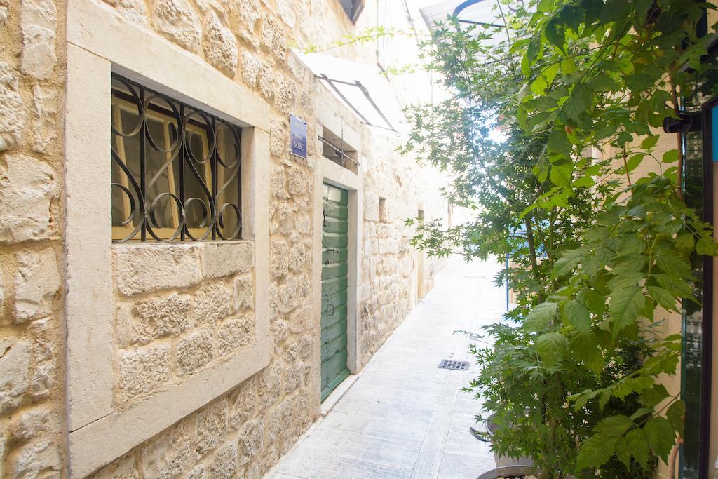 Rooms Livia Trogir Bagian luar foto