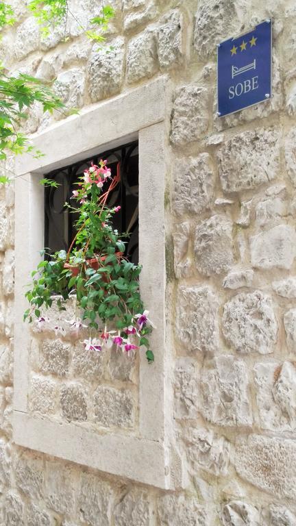 Rooms Livia Trogir Bagian luar foto