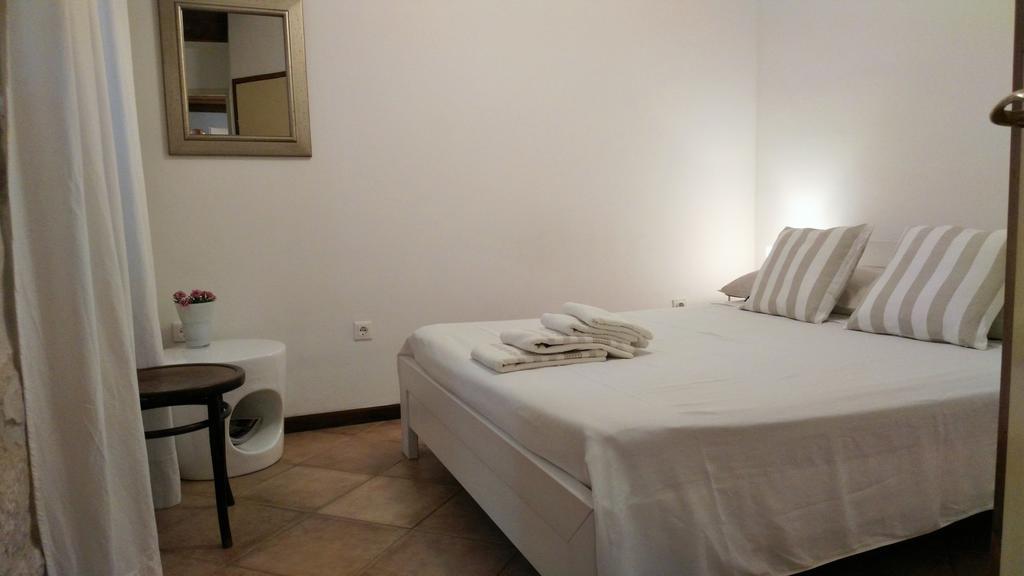 Rooms Livia Trogir Bagian luar foto