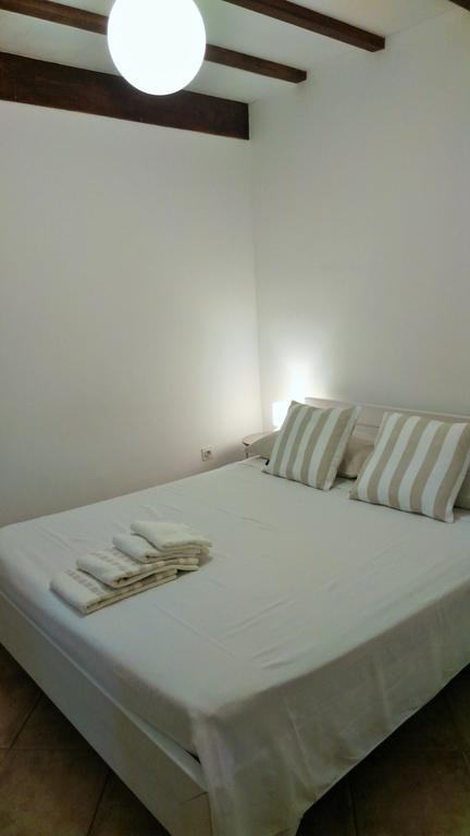 Rooms Livia Trogir Bagian luar foto